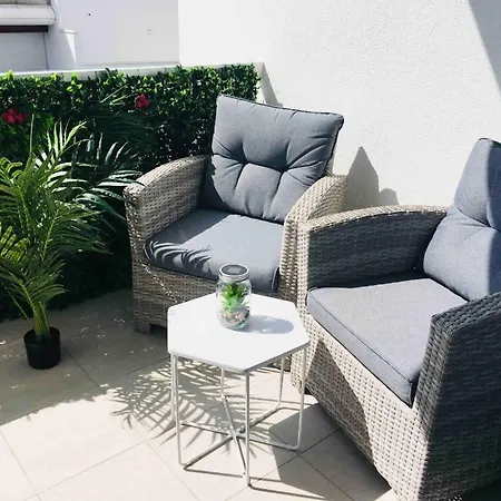 Apartment Les Pieds Dans L'eau: Beachside Retreat With Private Parking
