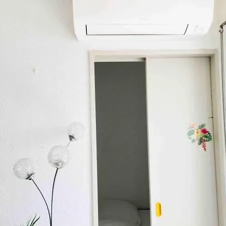 Apartment Les Pieds Dans L'eau: Beachside Retreat With Private Parking *
