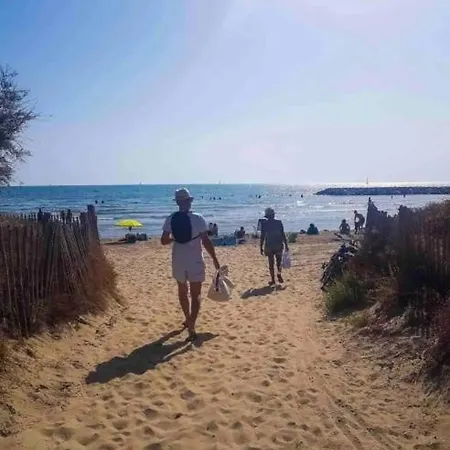 Les Pieds Dans L'eau: Beachside Retreat With Private Parking