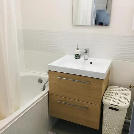 Apartment Les Pieds Dans L'eau: Beachside Retreat With Private Parking La Grande-Motte